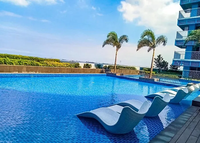 Luxury 3br Near Solaire, Airport Ii Infinity Pool Apartment *